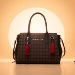 Tas Bermotif vs Polos: Mana yang Lebih Fleksibel Dipadankan? Tas Bermotif vs Polos